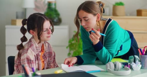 Der Lehrer unterstützt die Schüler beim Nachhilfeunterricht