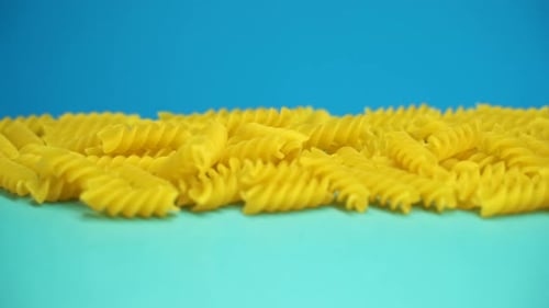 Pâtes Rotini italiennes sur fond bleu vif
