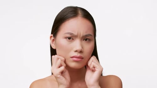 Routine de soins personnels d'une jeune femme axée sur les soins de la peau et la beauté