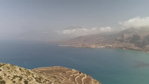 Vue aérienne de la côte de l'île de Karpathos avec des nuages