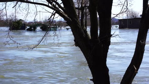 Las aguas torrenciales del río Buna inundan las casas y las tierras agrícolas tras las fuertes lluvias en Albania