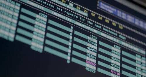 Nahaufnahme eines Computerbildschirms mit Code- und Datenanalyse
