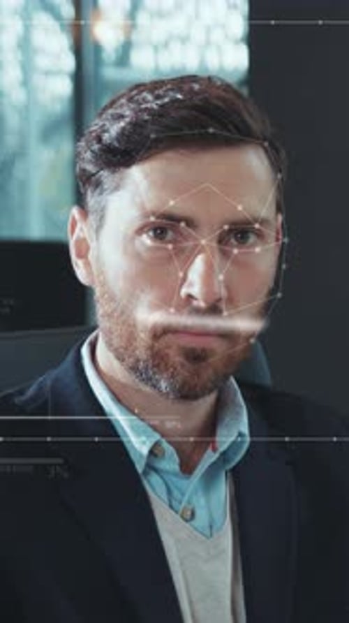 Un hombre barbudo con traje se somete a un escaneo de alta tecnología para explorar la innovación