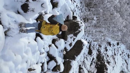 Jovem explorador com mapa na trilha nevada