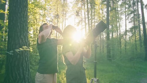 Observation des
oiseaux dans le parc. Couple observe les oiseaux avec des jumelles et un appareil photo avec téléobjectif. Oiseau amateur