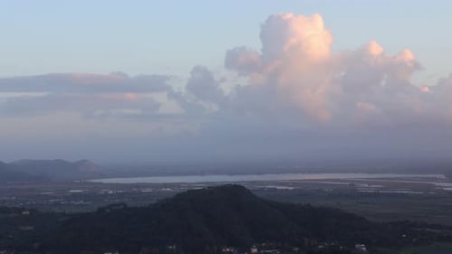 Lago Massaciuccoli com os Alpes Apuanos refletindo na água durante o pôr do sol em Viareggio, Toscana, Itália