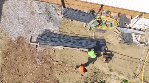 Vista aérea: Construcción de estructuras portantes y pisos en curso