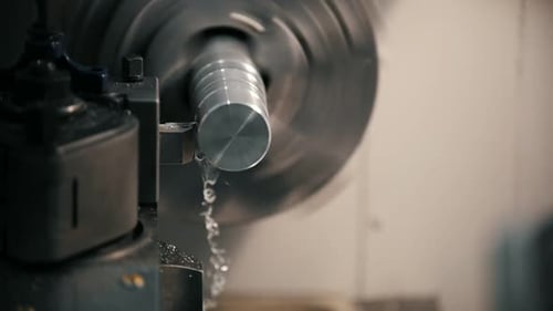 Herstellung von Metallteilen auf der Drehmaschine im Werk Metal Shavings Industrial Concept Front