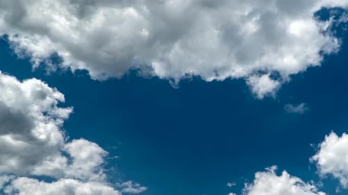 Ciel bleu avec des nuages en mouvement.