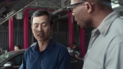 Especialista explica la causa de la fuga al propietario del automóvil en la estación de servicio