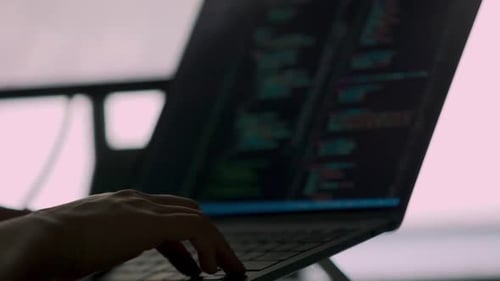 SILHOUETTE, SHIFT FOCUS : Personne saisit un code sur le clavier d'un ordinateur et utilise un trackpad dans un L