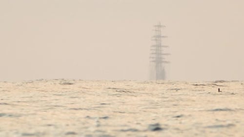 Espejismo de mástiles de veleros en el mar más allá del horizonte