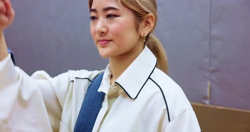 Japonesa, mulher e tocando tambor ou instrumento para a tradição do taiko