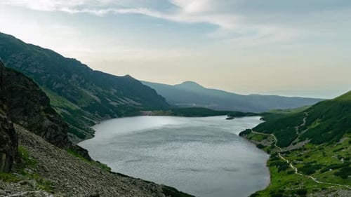 Sereno lapso de tiempo diurno de la cordillera de los Tatras y Crystal Lake - Polonia/Eslovaquia