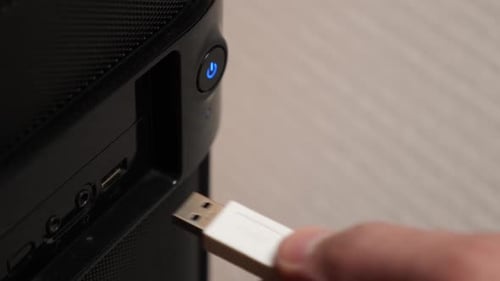 T29. The USB flash drive is connected to the PC.