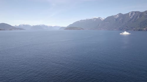 Vue aérienne d'un navire de British Columbia Ferry Services à Vancouver, naviguant sur l'eau de mer à