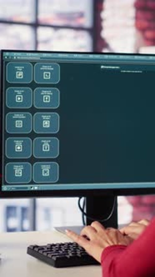 Mujer centrada en el vídeo vertical que trabaja con un chatbot de IA en su ordenador de escritorio