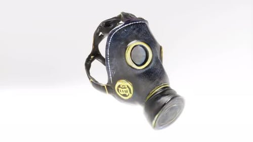 Militärische Gasmaske zum Schutz auf weißer Tasche