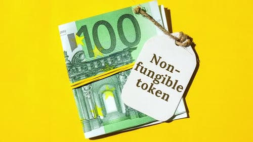 Zoom avant et arrière sur le texte du jeton NFT non fongible