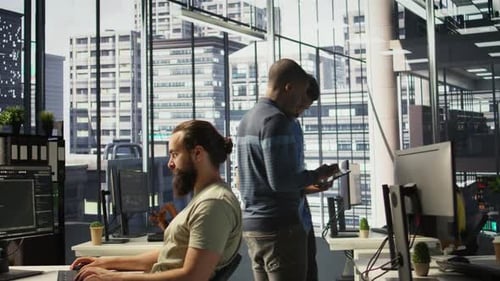 Miembros del personal de TI de la oficina monitorean los sistemas de la empresa mediante tabletas
