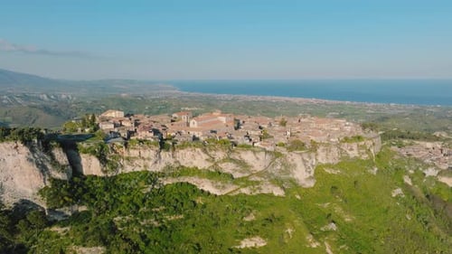 Gerace City in den Bergen in Kalabrien, Italien, in der Nähe des Ozeans, Luftaufnahme
