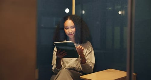 Empleada, mecanografiando y mujer con tableta en un cubículo, creativa o trabajando hasta tarde con un proyecto en el sitio web