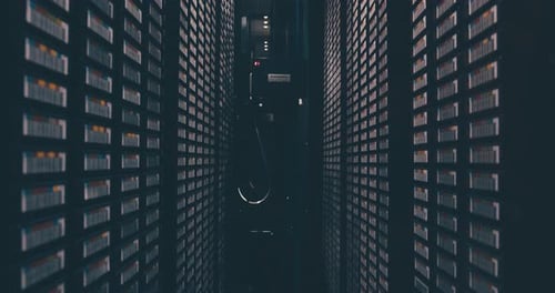 System-, Hardware- und Serverraum-Hintergrund für Informationstechnologie, Cybersicherheit oder GDPR