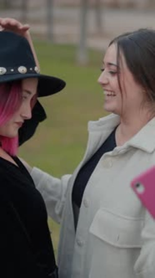Freunde haben Spaß und posieren, um Selfie-Fotos im Stadtpark zu machen