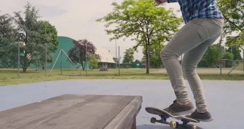 Un garçon pratique le skateboard dans le skate park et réalise des figures professionnelles. Concept de : patin