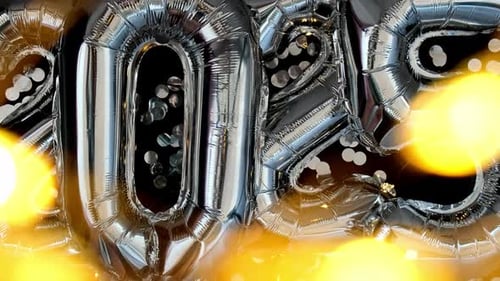 Balões metálicos Holiday Bokeh Garland Happy New Year 2025 com confetes em fundo preto escuro