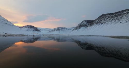 Winterberge, die sich im unberührten See spiegeln