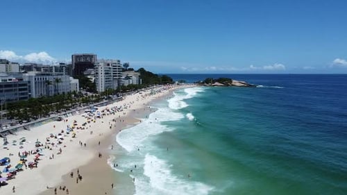 viajando com drone em direção à praia do Arpoador no Rio de Janeiro, praia de Ipanema em um dia ensolarado