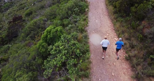 Los hombres, la naturaleza y correr desde arriba para mantenerse en forma, hacer ejercicio y bienestar durante la jubilación con compromiso