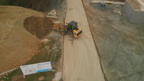 Vue en angle élevé du chargeur frontal transportant du matériel creusé et le déversant sur une pile à Francfort-sur-le-Main