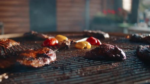 Saftige Rinderrippchen, die auf dem Spinning Grill im Freien grillen. Nahaufnahme von Tasty