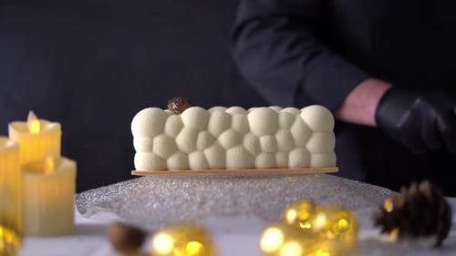 Köstlicher Kuchen in einem schicken Restaurant, Nahaufnahme, Einfügeaufnahme