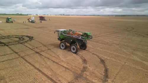 Sprühgerät düngt das Feld mit Chemikalien aus der Luft