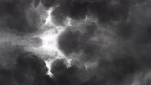 Tormentas eléctricas de 4K, nubes de color gris oscuro y relámpagos