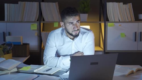 Homem com problemas de vida pessoal.