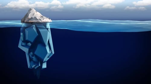 Geometrischer Eisberg, der im Meer mit bewölktem Himmel schwimmt