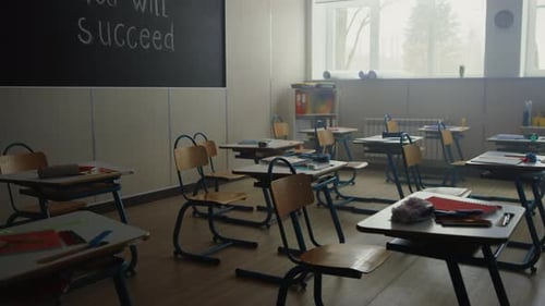 Aula moderna y vacía lista para que los estudiantes aprendan y estudien conocimientos