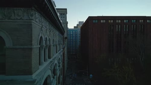 Vorwärts fliegen Sie entlang der obersten Fensterreihe eines historischen Gebäudes in Metropolis