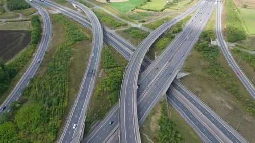 Luftaufnahme einer stark befahrenen Kreuzung auf der Autobahn