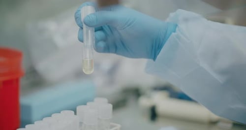 Scientifique effectuant des tests de laboratoire spécialisés