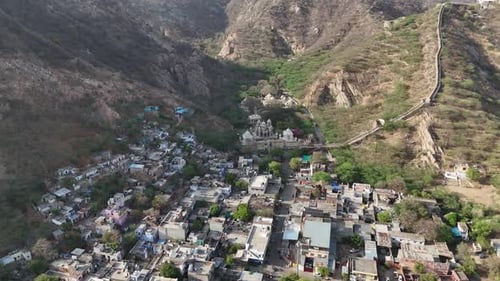 Vue panoramique d'un majestueux fort perché sur une colline surplombant la ville dense en contrebas avec ses temples