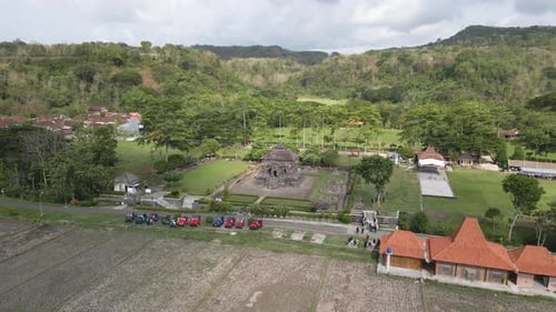 Bela vista aérea do templo Banyunibo, um templo budista localizado não muito longe do Templo Ratu Boko a