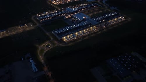 Vista nocturna con drones de la infraestructura de datos de inteligencia artificial y en la nube.