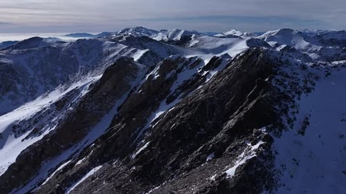 Luftbild über den Bergen im Skigebiet Vallter 2000, Spanien