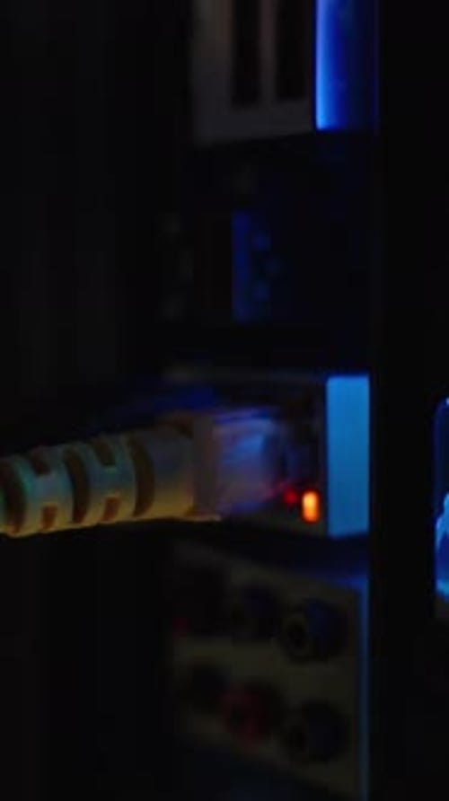 Vídeo vertical. Puerto Ethernet en la parte posterior del PC de escritorio, luces en el puerto de conexión a Internet