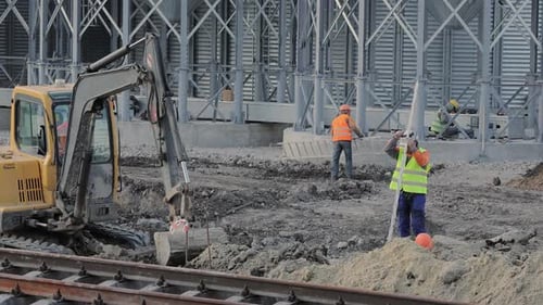 Trabalhando na construção de uma ferrovia Os trabalhadores da construção civil estão trabalhando